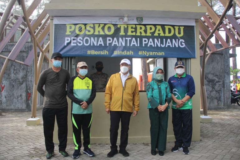 Foto bersama Rohidin Mersyah