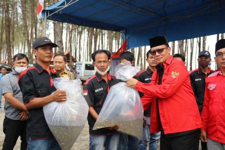 Menebar 10.000 Benih Ikan Nila Di Danau Kembar