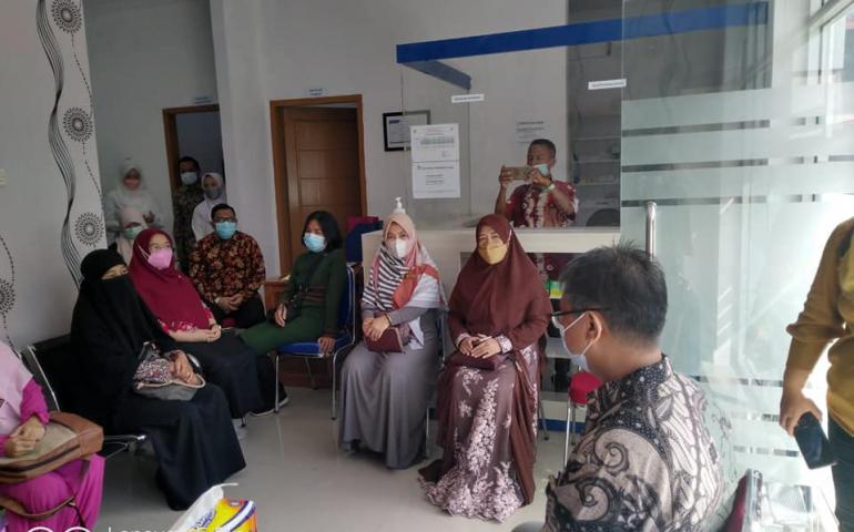 Kadinkes Dan Tim Visitasi Melakukan Visitasi Izin Klinik Pratama Unib Medical Center