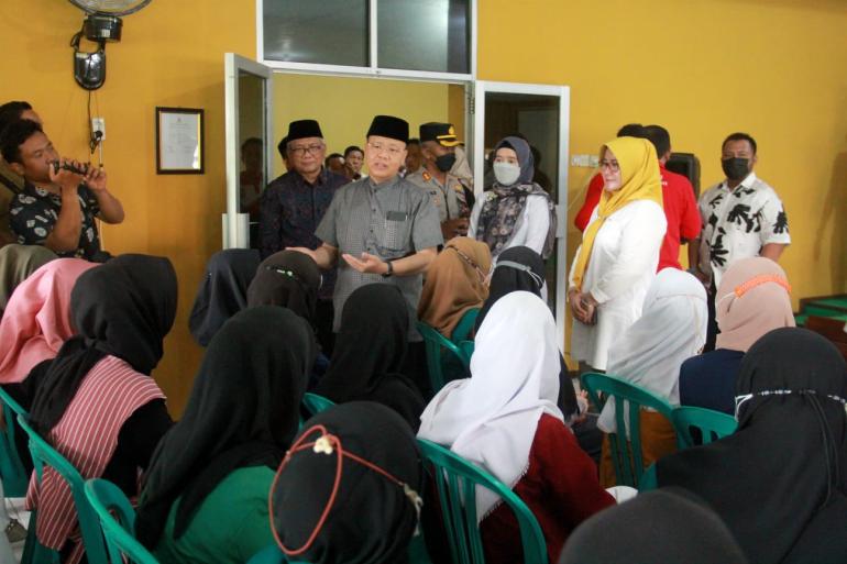Gubernur Bengkulu Rohidin Mersyah serahkan Beasiswa