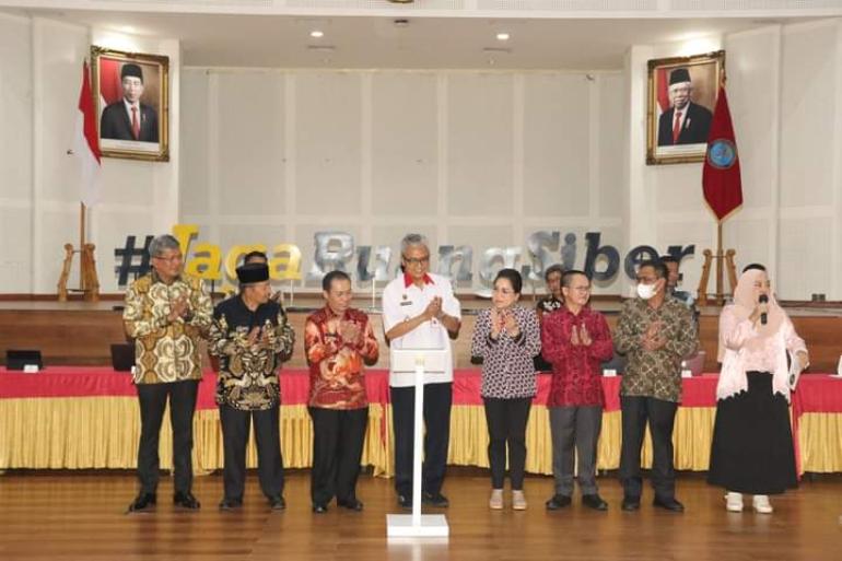 Bupati Mukomuko, H.Sapuan,SE. MM.Ak.CA.CPA didampingi Kadis Kominfo Mukomuko, Novria Eka Putra,S.STP