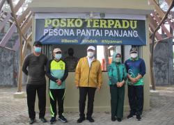 Foto bersama Rohidin Mersyah