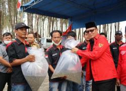 Menebar 10.000 Benih Ikan Nila Di Danau Kembar