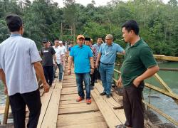 Bupati, Wabup Dan Sekda Seluma Meninjau Jembatan Rusak Akibat Banjir 