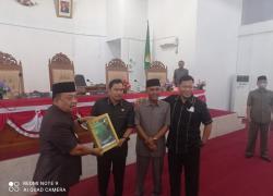 Penyerahan LKPJ Bupati ke Ketua DPRD 