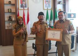 Bupati Seluma Menerima Sertifikat Eliminasi Malaria