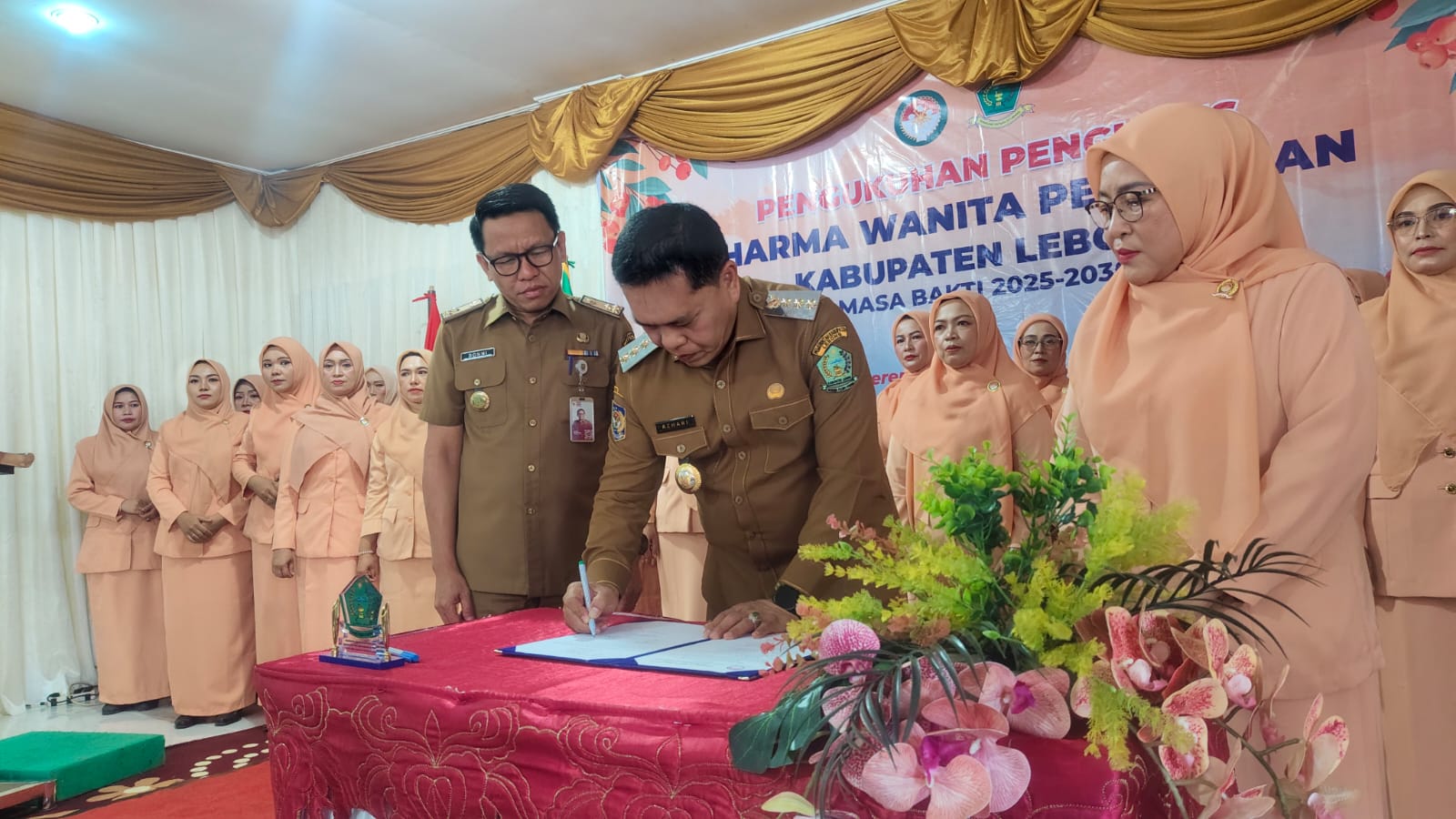 Bupati Azhari Kukuhkan Pengurus DWP Lebong Periode 2025-230, Berikut Harapan Nya  Lebong, rakjat.com- Bertempat di gedung Dharma Wanita Persatuan (DWP), Kecamatan Lebong Utara, Kabupaten Lebong, Provinsi Bengkulu, Bupati Lebong H. Azhari, SH, MH Kukuhkan Pengurus Dharma Wanita Persatuan (DWP) Kabupaten Lebong Periode 2025-230.  Dalam sambutan Bupati Lebong H. Azhari, SH, MH, menyapaikam selamat kepada Pengurus Dharma Wanita Persatuan Kabupaten Lebong yang sudah resmi di kukuhkan pada hari ini.   "Saya ucapkan selamat kepada pengurus Dharma Wanita Persatuan Kabupaten Lebong yang telah resmi di bentuk masa bakti 2025-2030." Kata Azhari.   Lebih lanjut Bupati Lebong Azhari juga berharap kepada pengurus DWP yang baru di kukuhkan semoga selalu dapat mendukung suami dan saling bersinergi kepada Pemerintah Lebong.  "Menurut saya ini sudah Paripurna, mulai dari  PKK, GOW, dan Sekarang ini Pengukuhan Dharma Wanita Persatuan, ayo kita bersama-sama, kami di dukung sama istri, di rumah adalah sebagai istri kami masing-masing, tetapi dalam keseharian di kantor mereka adalah ketua dari pengurus masing-masing", ujar Bupati Azhari.   Sementara itu ketua Dharma Wanita Persatuan Kabupaten Lebong, Norawati Donni, S.Pd., menyampaikan bahwa pihaknya telah menyiapkan sejumlah program prioritas yang fokus pada peningkatan kesejahteraan keluarga ASN.  Program prioritas kami untuk memajukan kesejahteraan para kalangan di ASN, dimulai dari ibu-ibu DWP itu dulu yang kami laksanakan, kemudian baru kami masuk ke kalangan masyarakat,” ujarnya.  Ia menambahkan, DWP Lebong juga akan lebih aktif dalam bidang sosial budaya, dengan langsung turun ke lapangan untuk memberikan bantuan kepada anggota yang membutuhkan.  “Kami ditekankan di bidang sosial budaya. Kami langsung turun ke tempat-tempat di mana ada DWP yang kurang mampu ASN-nya. Ini ada beberapa ASN yang kurang mampu, dan kami siap tanggap langsung ke tempat beliau,” tambahnya.