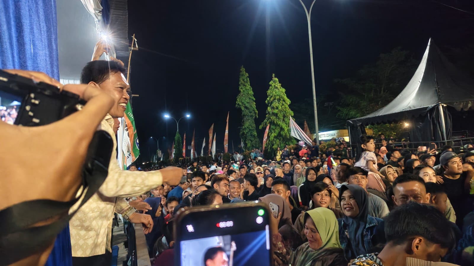 Malam Puncak HUT Lebong ke-22, Azhari-Bambang Beri Hadiah Umroh Gratis Pada Penonton Pemenang Kuis
