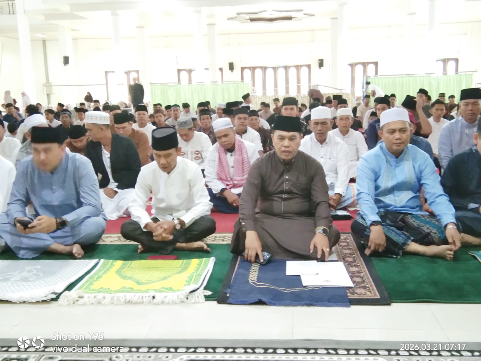Azhari-Bambang Gelar Sholat Ied, Ajak Masyarakat Peduli Antar Sesama