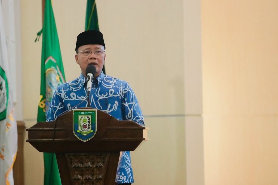 "Saya minta percepat membelanjakan anggaran yang sudah diserahkan nanti dikhawatirkan akan ada pemotongan (kalu terlambat belanja). Dan saya mengintruksikan kepada kabupàten kota agar segera menetapkan pejabat tata kelola keuangan mereka sehingga per 1 Januari sudah bisa running dan juga kami minta untuk menggandeng APH," kata gubernur.