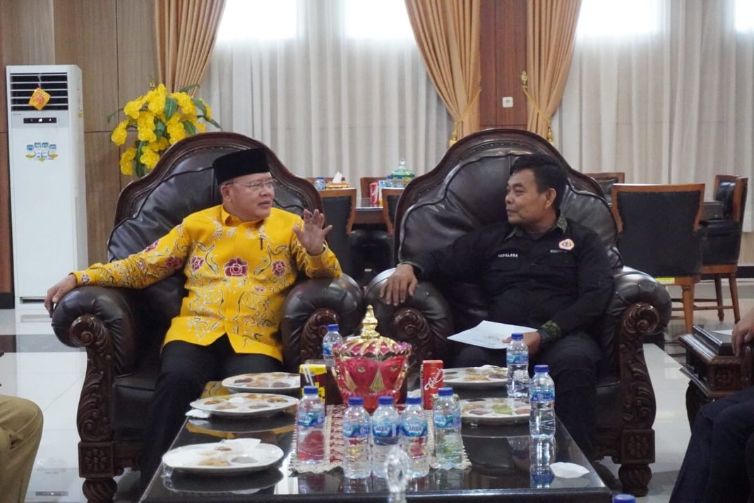Audiensi Kepengurusan Ikatan Pencak Silat Indonesia (IPSI) Provinsi Bengkulu Masa Jabatan 2023 - 2026, di Ruang Kerja Gubernur Bengkulu, Selasa (12/12). Gubernur Rohidin menyambut baik kunjungan silaturahmi IPSI Provinsi Bengkulu ini, yang rencananya akan melaksanakan pelantikan kepengurusan baru periode 2023 - 2026, pada awal Januari 2024 mendatang.