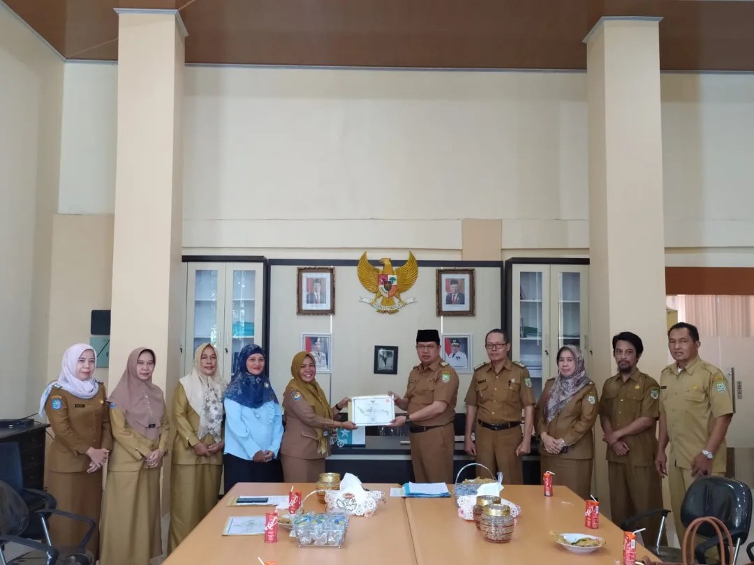 DPK Serahkan Sertifikat Akreditasi kepada Perpustakaan Sekolah