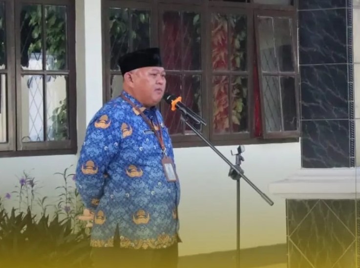 Bengkulu, Rakjat.com – Kepala DPMD Provinsi Bengkulu Siswanto meminta desa mampu mengoptimalkan potensi yang ada di Desa dengan berbagai upaya dan langkah strategis dan proaktif.  "Kami berharap agar desa di Bengkulu, dapat lebih proaktif dalam memanfaatkan potensi yang ada untuk meningkatkan produksi pertanian, seperti menanam sayuran dan padi dapat mengurangi ketergantungan pada pasokan dari luar dan menciptakan lapangan kerja baru bagi masyarakat setempat," kata Siswanto. "Kami mengundang para pelaku usaha dan investor untuk berinvestasi di sektor-sektor potensial di desa-desa. Kami bersama pemerintah kabupaten siap memberikan berbagai fasilitas dan dukungan yang diperlukan untuk mendorong pertumbuhan ekonomi di daerah," ujarnya. Dalam mengoptimalkan potensi, Desa harus proaktif menjalin kerjasama dengan berbagai mitra agar dapat mengadobsi metode-metode atau hal-hal yang berguna. "Kami bekerja sama dengan berbagai pihak, termasuk perguruan tinggi dan lembaga penelitian, untuk menghadirkan teknologi terbaru di sektor pertanian. Tujuannya adalah agar para petani dan masyarakat desa dapat mengadopsi metode pertanian yang lebih efektif dan berkelanjutan," ungkap Siswanto. "Kami berharap desa di Bengkulu dapat menjadi lokomotif pertumbuhan ekonomi dan meningkatkan kesejahteraan masyarakatnya," pungkasnya. 