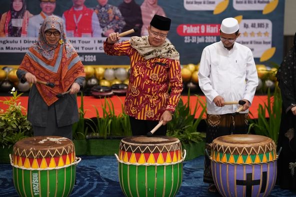 Gubernur Rohidin Buka Grand Opening Raudhah Internasional Tour and Travel