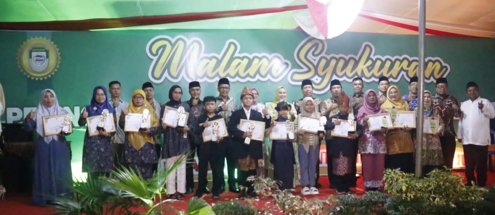 Sekda Potong Tumpeng Dalam Malam Syukuran HUT Seluma