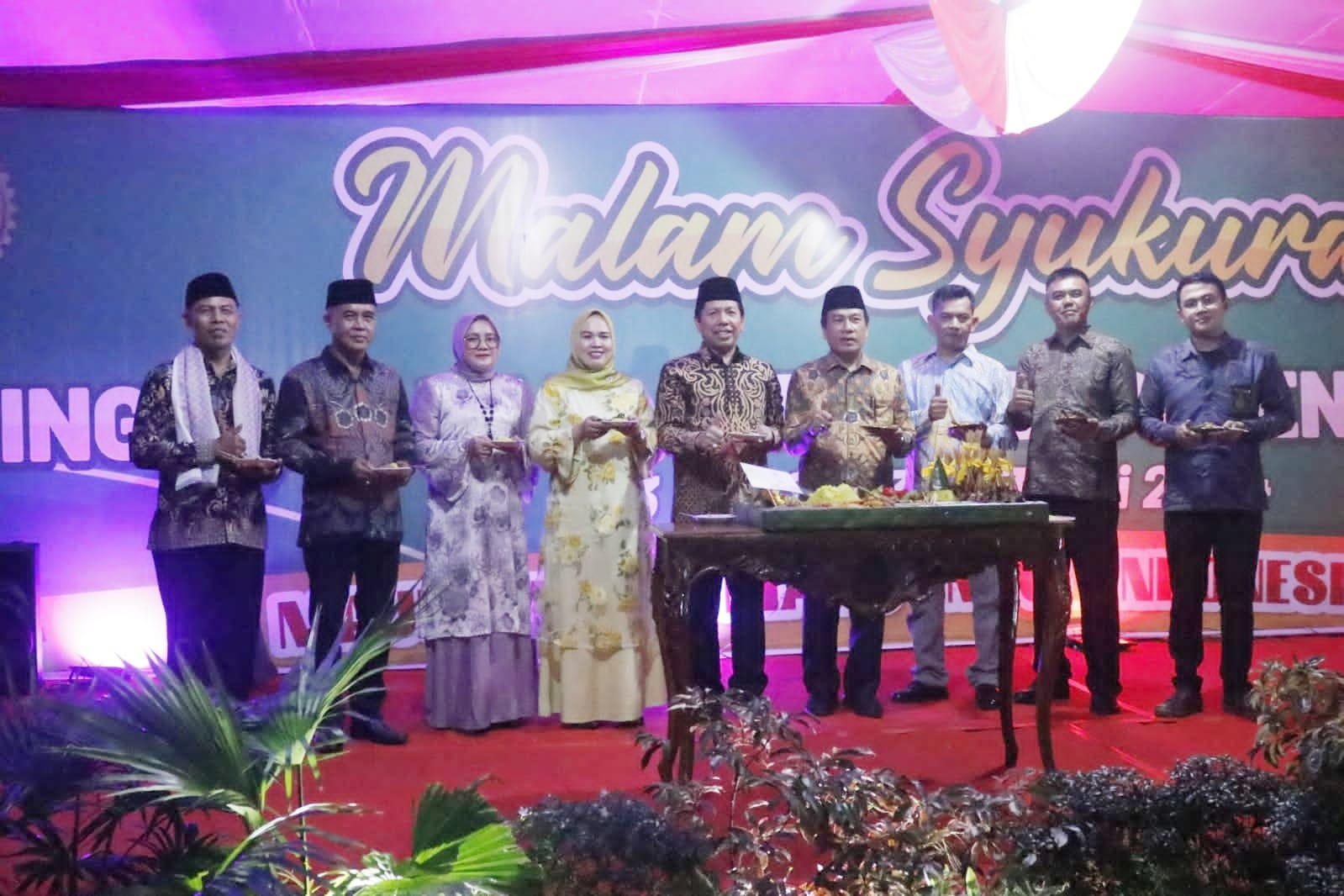 Sekda Potong Tumpeng Dalam Malam Syukuran HUT Seluma