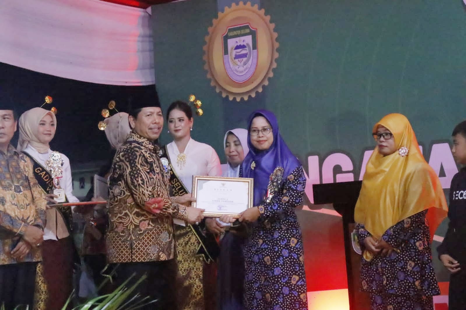 Sekda Potong Tumpeng Dalam Malam Syukuran HUT Seluma