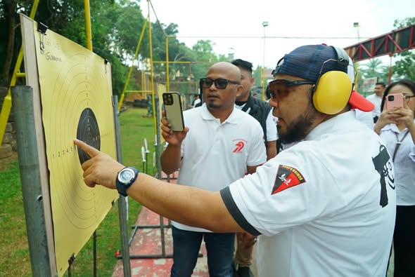 Gubernur Helmi Ikut Menembak di HUT Bhayangkara