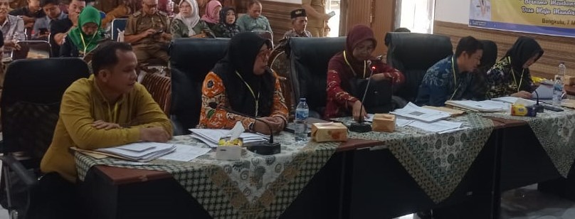 Bengkulu, Rakjat.com – Lomba Teknologi Tepat Guna (TTG) tingkat Provinsi Bengkulu ini memperlombakan 3 Kategori lomba yang diikuti Perwakilan 9 Kabupaten dan 1 Kota se-Provinsi Bengkulu. Kepala Bidang (Kabid) Fasilitasi Pembangunan Desa DPMD Provinsi Bengkulu Satria Pinandita menjelaskan bahwasannya pihaknya telah mengirimkan undangan kepada 10 Kabupaten/Kota se-Provinsi Bengkulu untuk mengikuti Lomba TTG, dan untuk jumlah peserta akan tergantung pada kesiapan perwakilan masing-masing. Untuk pemenang Lomba ini akan diambil 3 Besar yakni Peringkat 1, 2 dan 3 yang mana akan dinilai langsung oleh Dewan Juri. Sementara itu, untuk hadiah atau reward pemenang DPMD akan memberikan pembinaan dan juga hadiah uang tunai. “Lomba TTG dengan Posyantek ini sebenarnya digabung bahwa memang ada dua kategori, sebelumnya kita sudah turun ke lapangan cek ke lapangan dan di sini kita meminta mereka untuk memperagakan alat. Itu kita undang semua sebenarnya Kabupaten/Kota, tergantung persiapan dan mampu menghadirkan inovasi TTG itu sendiri atau tidak. 5 Kabupaten Perwakilan yang mengikuti lomba ini,” singkat Satria. Khusus Kategori Inovasi Teknologi Tepat Guna, DPMD Provinsi Bengkulu menunjuk 5 Juri : Dr. Yuli Rodiah, ST., MT Oryza Erika, ST., MT Rahmi Wati, SE., M.Si Een Tonadi, ST., MT Isman Suryadi.,SP.,MP
