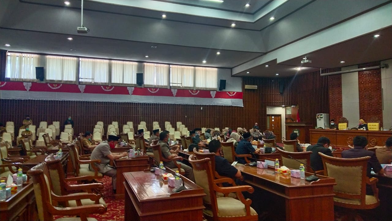 Gubernur Sampaikan Nota Penjelasan Raperda di Paripurna