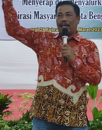 Bengkulu, Rakjat.com – Ketua Bapemperda Dewan Perwakilan Rakyat Daerah (DPRD) Provinsi Bengkulu Usin Abdisyah Putra Sembiring gelar pertemuan bersama kalangan guru dan siswa SMA sederajat Kota Bengkulu di Hotel Raffles Pantai Panjang.  Menurut Usin kali ini sengaja mengundang dari kalangan pendidik atau para guru dan siswa- siswi, agar mengetahui keluhannya terkait fasilitas serta gedung sekolah yang kurang memadai.  “Mereka mengusulkan penambahan fasilitas ruang belajar dan ruangan laboratorium di sekolah. Mengingat, siswa lulusan SMP semakin bertambah setiap tahunnya,” ungkap Usin Abdisyah Putra Sembiring.  Dewan Usin Dialog Bersama Guru  Selain itu, untuk sekolah SMA swasta sederajat juga didorong untuk meningkatkan kualitas pembelajaran sehingga lulusan siswa tingkat SMP banyak pilihan tempat melanjutkan pendidikan sekolah.  “Kita juga minta sekolah swasta untuk meningkatkan kualitas sekolah agar siswa pun minta bersekolah disitu,” lanjutnya.  Menanggapi usulan para guru dan siswa, Usin mengatakan semua usulan yang akan disampaikan dalam rapat paripurna DPRD Provinsi Bengkulu.  “Dari reses ini akan kami laporkan dalam paripurna DPRD dan bakal diusulkan dalam pokok pikiran saya sehingga dapat dianggarkan untuk pemenuhan kebutuhan yang diusulkan guru dan siswa tadi,” pungkasnya.