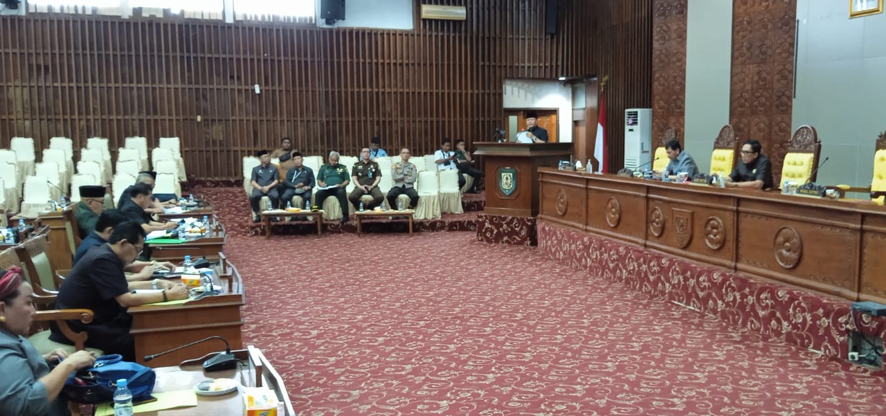 Gubernur Bengkulu Rohidin Mersyah menyampaikan Nota Penjelasan Gubernur Bengkulu atas Rancangan Peraturan Daerah Anggaran Pendapatan dan Belanja Daerah Perubahan/Raperda APBD-P Provinsi Bengkulu Tahun Anggaran 2023, pada Rapat Paripurna DPRD Provinsi Bengkulu, di Ruang Rapat Paripurna. Pada awal penjelasannya, Gubenur Rohidin mengatakan, Rancangan Perubahan APBD Provinsi Bengkulu 2023 yang disampaikan ini merupakan penjabaran dari perubahan rencana kerja pemerintah daerah Provinsi Bengkulu tahun 2023, yang merupakan upaya nyata dalam mewujudkan visi dan misi pembangunan Bengkulu dalam RPJMD tahun 2021-2026 yaitu, Bengkulu Maju, Sejahtera dan Hebat. "RAPBD-P Provinsi Bengkulu Tahun Anggaran 2023 disusun berdasarkan Permendagri Nomor 77 Tahun 2020 dan Permendagri Nomor 84 Tahun 2022 serta berpedoman pada peraturan perundang-undangan yang mengatur tentang proses perencanaan, penyusunan, pelaksanaan, pelaporan serta pengawasan terhadap APBD," sampai Gubernur Rohidin dalam Nota penjelasannya. t Lanjutnya, APBD Provinsi Bengkulu 2023 perlu dilakukan perubahan mengingat capaian kinerja APBD Provinsi Bengkulu 2023 sampai bulan Juni 2023 menunjukan perkembangan yang tidak sesuai dengan asumsi-asumsi dalam kebijakan umum APBD Provinsi Bengkulu 2023 tersebut. Adapun Rancangan APBD Perubahan Provinsi Bengkulu Tahun Anggaran 2023 disusun sebagai berikut: Penerimaan Daerah diproyeksikan naik sebesar Rp 68, 392 miliar lebih atau sebesar 2,36 persen dari semula yang dianggarkan sebesar Rp 2,897 triliun lebih, naik menjadi 2,965 triliun lebih. "Sedangkan Belanja Daerah diproyeksikan naik sebesar Rp 189, 772 miliar lebih atau sebesar 6,37 persen dari dianggarkan semula Rp 2, 997 triliun menjadi sebesar Rp 3, 167 triliun," ungkapnya. Kemudian, jelas Gubenur Rohidin, untuk Pembiayaan Daerah yang terdiri dari Penerimaan Daerah diproyeksikan naik sebesar Rp 121, 335 miliar atau naik sebesar Rp 151,64 persen dari yang dianggarkan semula Rp 89, 013 miliar menjadi Rp 201, 348 miliar yang bersumber dari SILPA. "Pengeluaran pembiayaan diproyeksikan tidak mengalami perubahan," jelasnya. Di penghujung Nota Penjelasannya, Gubernur Rohidin berharap pembahasan Rancangan APBD Perubahan Provinsi Bengkulu 2023 ini dapat dilakukan secara efektif, konstruktif dan tepat waktu demi mewujudkan "Bengkulu Maju, Sejahtera dan Hebat". Sesuai mekanisme dan tatatertib dewan provinsi, tahap berikutnya Raperda tersebut akan dipelajari dan dibahas secara mendalam oleh anggota dewan provinsi, yang hasilnya akan disampaikan pada Pandangan Umum Fraksi-Fraksi terhadap Raperda APBDP Provinsi Bengkulu Tahun Anggaran 2023, pada Rapat Paripurna selanjutnya.