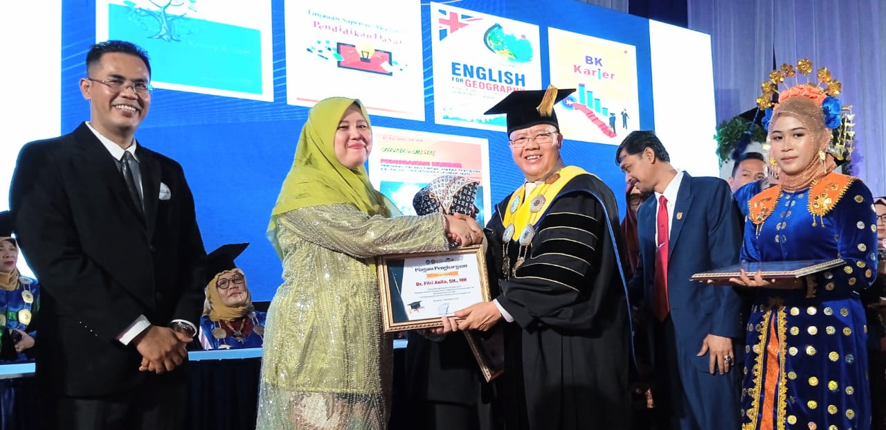 Universitas Prof. Dr. Hazairin, SH (UNIHAZ) mewisuda sebanyak 526 orang yang telah selesai mengikuti studi program sarjana dan magister ke- 42 tahun 2023, di Gedung Balai Buntar Bengkulu.  Wisuda ini dihadiri langsung Gubernur Bengkulu Rohidin Mersyah, Rektor UNIHAZ , pembina yayasan Semarak Bengkulu, anggota DPR RI, para alumni UNIHAZ serta unsur Forkopimda Provinsi Bengkulu .  Dalam amanatnya, Gubernur Rohidin mengatakan, wisuda itu merupakan prosesi puncak dari kesempurnaan kegiatan akademik serta bertemunya civitas akademika dengan masyarakat dan orangtua melalui para wisudawan.  Dirinya menyampaikan ucapan selamat kepada lulusan UNIHAZ dan berharap ilmu yang didapati dapat diimplementasikan bagi pembangunan daerah dan masyarakat Bengkulu.  "Pesan saya sebagai pimpinan daerah kepada lulusan UNIHAZ yang diwisuda hari ini, gunakanlah ilmu yang didapat secara baik dan benar, karena jika ilmu dipergunakan dengan baik dan benar maka insyaAllah akan memperoleh berkah," tutur Gubernur Rohidin.  Jebolan terbaik Universitas Gajah Mada Yogyakarta ini mengungkapkan, bahwa ilmu itu sangat penting, karena untuk menguasai dunia ini dengan ilmu, untuk mendapatkan akhirat juga dengan ilmu, demikian juga untuk meraih kedua-duanya juga dengan ilmu.  "Dengan memiliki ilmu, hidup kita bisa menjadi mudah. Bayangkan orang yang berilmu itu dengan hitungan detik bisa menghasilkan nilai yang sangat besar, tapi orang yang menggunakan kekuatan fisik, hasil dan nilainya itu bisa terbatas sekali," ungkapnya.  t  Di samping itu, Gubernur Rohidin menjelaskan, Universitas Prof Dr Hazairin, SH dan juga Sekolah Tinggi Ilmu Administrasi Bengkulu serta  yayasan Pesantren Pancasila itu sesungguhnya didirikan oleh yayasan yang dibentuk oleh gubernur, bupati dan walikota se-Provinsi Bengkulu pada zaman dulu.  Untuk itu, rasa menyatu dan terintegrasi antara pemerintah,  yayasan semarak dan civitas akademika tidak boleh renggang apalagi berpisah dan harus benar-benar menyatu.  "Pemerintah harus menyatu dengan yayasan-yayasan akan semakin kuat, dengan begitu saya yakin yayasan itu akan semakin tumbuh dan berkembang," sebut Gubernur yang mendapatkan gelar profesor dari University Jungwon Korea Selatan ini.   Dia menyebutkan, pembangunan yang dilakukan terhadap sarana dan prasara di yayasan semarak Bengkulu, hal itu bukanlah bantuan atau bukan hibah, tapi merupakan bagian yang tidak terpisahkan dari program pemerintah Provinsi Bengkulu.  "Karena apa yang saya lakukan itu bukan atas nama Rohidin, jangan salah, tapi atas nama gubernur yang membuat yayasan ini, sehingga ada UNIHAZ, ada STIA dan ada yayasan Pesantren Pancasila," tegasnya.  Selain mengapresiasi atas capaian-capaian prestasi yang telah diraih oleh UNIHAZ ini, orang nomor satu di Provinsi Bengkulu ini berharap apa yang telah dicapai tersebut dapat terus ditingkatkan sehingga mampu mengangkat nama UNIHAZ yang di bawah naungan yayasan Semarak Bengkulu.  "Saya berharap betul kemampuan menulis dan publikasinya diakselerasikan terus, begitu juga dengan karya cipta tekhnologi sederhana, sehingga saya yakin betul UNIHAZ akan menjadi kampus kebanggaan kita bersama, para alumni dan mahasiswa yang akan studi di kampus yang kita cintai ini," demikian harap Gubernur Rohidin.  Waka II DPRD Provinsi Bengkulu Suharto berharap wisuda dan wisudawan dapat memberikan kontribusi terbaiknya untuk daerah lewat kemampuan dan kontribusi terbaik di bidangnya masing-masing.