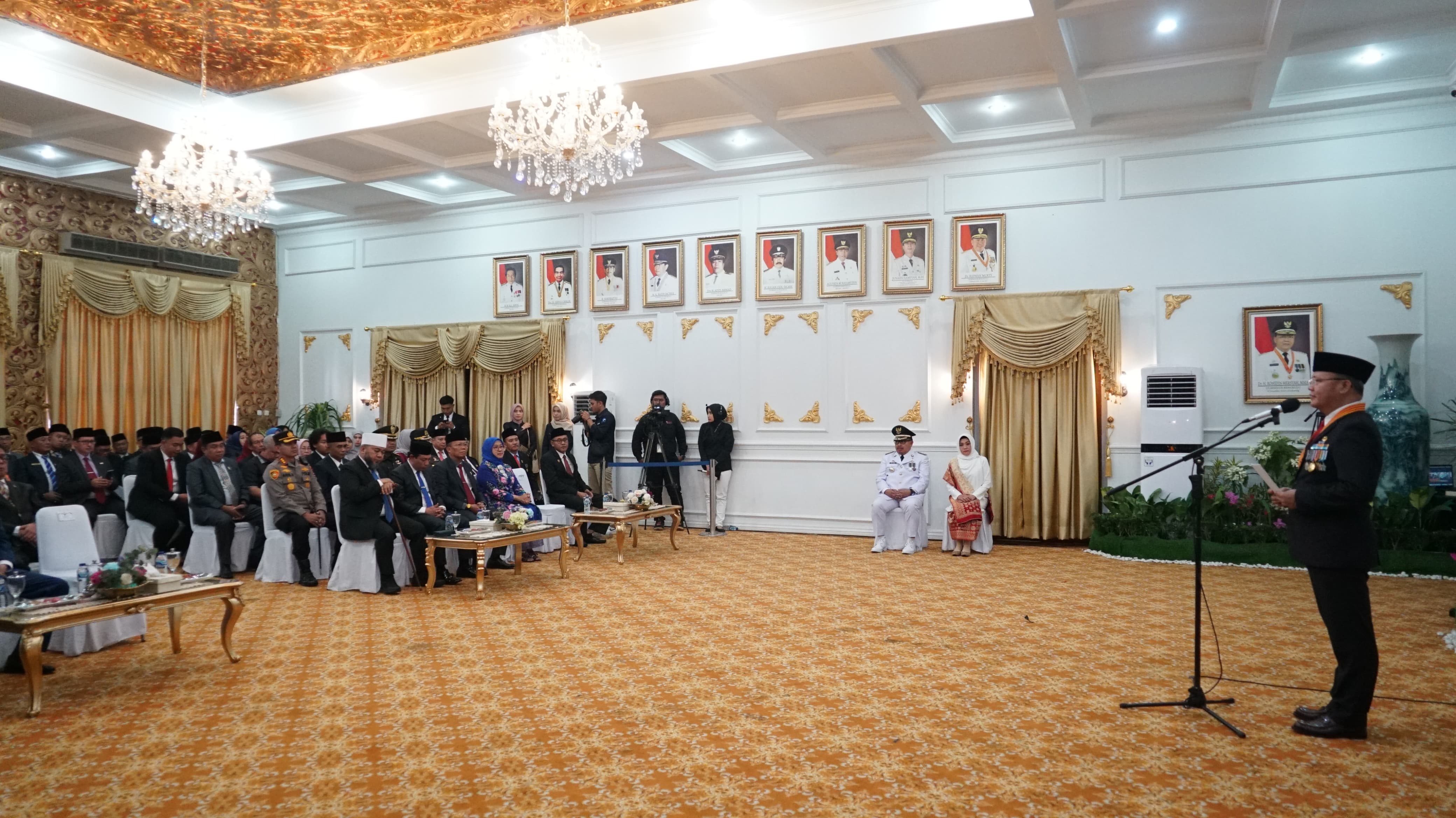 Bengkulu, TuntasOnline.id - Gubernur Bengkulu Rohidin Mersyah resmi melantik Sekretaris Daerah (Sekda) Kota Bengkulu Arif Gunadi sebagai Penjabat (Pj) Wali Kota Bengkulu.   Pelantikan dilakukan atas nama Presiden Republik Indonesia sesuai dengan Keputusan Menteri Dalam Negeri.Prosesi pelantikan dilaksanakan di Balai Raya Semarak Bengkulu.  Dalam arahannya Gubernur Rohidin berpesan agar menjaga amanah yang diberikan oleh pemerintah dan masyarakat Bengkulu.  Lanjut Rohidin, membutuhkan kesungguhan dan keikhlasan dalam menjalankan amanah dalam memimpin Kota Bengkulu, yang mana Kota Bengkulu menjadi center point dari provinsi, atau teras terdepan Provinsi Bengkulu.  "Bapak menjadi orang terpilih untuk mengemban amanah ini, kita yakin di pundak saudara kelayakan itu ada, selamat menjalankan tugas, mudah-mudahan dimudahkan semua urusan dalam menjalankan tugas dan memberikan kebaikan serta keberkahan bagi Kota Bengkulu dan masyarakat Bengkulu," pesan Gubernur Rohidin.  Selain itu, Gubernur juga mengingatkan akan kolaborasi dalam menjaga kondusifitas daerah menjelang Pemilihan Umum tahun 2024 yang akan datang. Tidak hanya oleh Pj. Wali Kota Bengkulu juga Kepala Daerah mulai dari Gubernur, Bupati-Bupati, hingga Forkopimda juga seluruh masyarakat Provinsi Bengkulu.  "Kolaborasi, kebersamaan, komunikasi itu menjadi sangat penting, agenda Pilkada Serentak di seluruh wilayah Provinsi, ada 38 Provinsi di wilayah Indonesia dan lebih dari 500 kabupaten/kota di Indonesia," ungkap Gubernur Rohidin.  Gubernur dalam kesempatan ini juga memberikan apresiasi kepada Wali Kota dan Wakil Wali Kota periode 2018 - 2023, Helmi Hasan dan Dedy Wahyudi atas dedikasi yang telah diberikan dalam memimpin Kota Bengkulu.  "Atas nama pemerintah dan masyarakat Bengkulu kita mengucapkan terima kasih kepada pak Helmi dan pak Dedy, Wali Kota dan Wakil Wali Kota Bengkulu periode 2018 - 2023, atas dedikasi semangat pengabdiannya telah memimpin Bengkulu selama 5 tahun dan berakhir hari ini," apresiasi Gubernur.  t  Sementara itu Pj. Wali Kota Bengkulu yang baru saja dilantik Arif Gunadi mengutarakan siap untuk mengemban amanah menjadi Pj. Wali Kota Bengkulu.  "Ini merupakan amanah karena sebagai Pj. Wali Kota tanggung jawabnya ke Allah SWT, tentu amanah ini akan kita laksanakan dengan sebaik-baiknya dan semampu kita sesuai dengan peraturan dan perundangan-undangan yang berlaku," ungkap Arif Gunadi.  Terkait dengan pesan Gubernur Bengkulu terkait dengan kesiapan dalam menjaga kondusifitas jelang Pemilihan Umum 2024, Arif mengutarakan siap berkolaborasi bersama semua unsur dalam menyukseskan Pilkada 2024.  "Kita sudah siapkan nanti berkoordinasi dengan KPU, Bawaslu, TNI, Polri, semua unsur masyarakat berkaitan dengan anggaran maupun program-programnya akan kita siapkan untuk menyukseskan Pilkada," jelas Arif.   Anggota DPRD Provinsi Bengkulu Sumardi yang hadir dalam kesempatan tersebut berharap agar Pj Walikota Bengkulu dapat memberikan kontribusi terbaiknya dalam menjalankan amanah, karena sinergi dan kerjasama harus terjalin dengan solid.