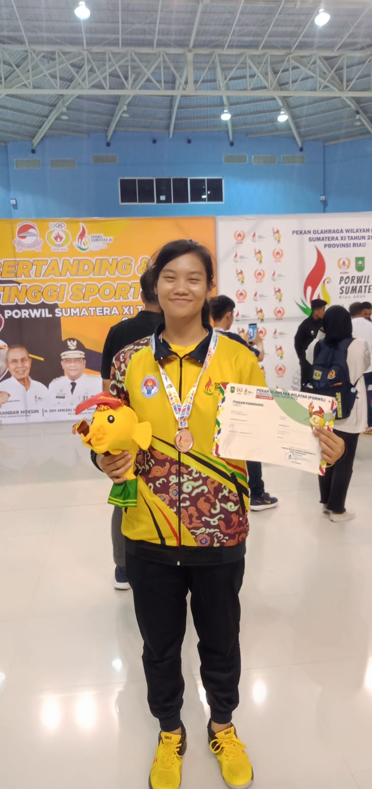 Dalam pertandingannya, Denni berjumpa dengan Atlet Sumatera Selatan yang sebelumnya pemegang perunggu di PON Papua Firand Andista. Jual Beli Serangan terjadi hingga akhirnya mengalahkan Firand dengan skor 2:1.  Dengan ini Wushu sukses menyumbang dua medali setelah sebelumnya medali perunggu dari kelas 60 kg putri Zika Beifa Zahira.