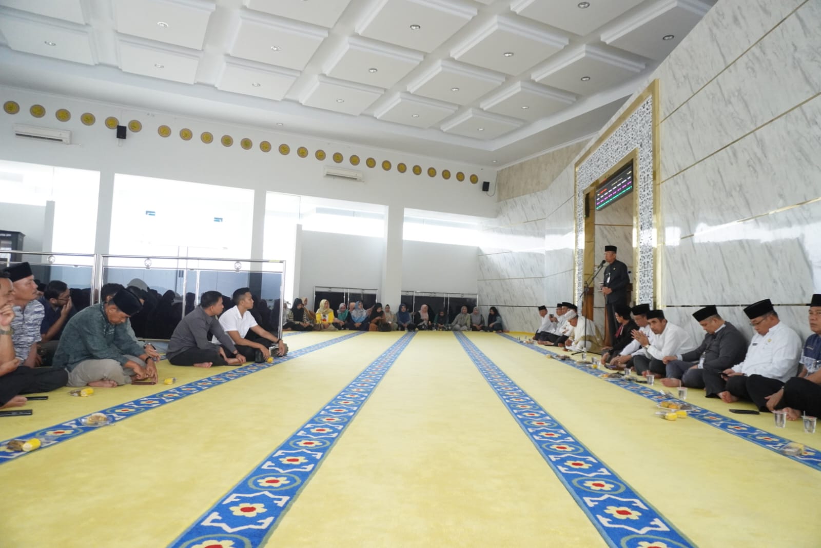 Sekda Provinsi Bengkulu Isnan Fajri membuka Pengajian Rutin ASN/ THL di lingkungan sekretariat daerah (Setda) Provinsi Bengkulu, bertempat di Masjid Alif Lam Mim Kantor Gubernur Bengkulu, Jum'at (02/01). Dikatakan Sekda Isnan Fajri, selain sebagai upaya menyemarakkan syiar agama Islam di lingkungan Setda Provinsi Bengkulu, pengajian rutin yang dilaksanakan 1 bulan sekali ini diharapkan mampu memberikan pencerahan rohani bagi para pegawai Setda Provinsi dan OPD yang ada di sekitar lingkungan Kantor Gubernur Bengkulu, baik ASN maupun non ASN. "Harapan kita dengan pengajian rutin sebulan sekali ini bisa memberikan pencerahan rohani di tengah kesibukan sehari-hari. Jadi di sini juga dalam setiap bulannya ada ceramah agama, belajar mengaji dan kegiatan keagamaan lainnya," jelas Sekda Isnan. Selain itu tidak hanya di lingkungan Setda Provinsi Bengkulu, pengajian rutin bulanan juga dipesankan Sekda Isnan, dapat dilaksanakan di seluruh OPD Provinsi Bengkulu serta UPTD-UPTD. "Untuk OPD lain mereka punya agenda sendiri di lingkungan kantornya. Bagi yang belum melaksanakan saya pesankan untuk bisa dilakukan supaya ada penyegaran rohani minimal 1 kali setiap bulannya," pesannya. Diketahui kegiatan Pengajian Rutin ASN/ THL lingkungan Setda Provinsi Bengkulu, di Masjid Alif Lam Mim Kantor Gubernur Bengkulu tersebut merupakan Program Pemprov Bengkulu melalui Biro Pemkesra Setda Provinsi Bengkulu.
