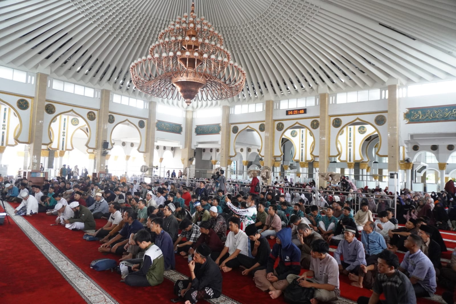 Provinsi Bengkulu sejauh ini telah menunjukkan kepeduliannya terhadap Palestina. Di mana para Organisasi Masyarakat (Ormas) dan keagamaan sudah melakukan berbagai gerakan untuk penggalangan donasi, dalam rangka membantu Palestina atas kekejaman zionis Israel. Hal ini disampaikan Asisten 1 Setda Provinsi Bengkulu Khairil Anwar saat membuka kajian edukasi Bengkulu peduli Palestina yang bekerja sama dengan Human Initiative Volunteer Energy (HIVE) di Islamic Center Masjid Raya Baitul Izzah Bengkulu, Jum'at, 02/02/2024. Khairil Anwar menyampaikan atas nama Pemerintah Provinsi (Pemprov) Bengkulu mendorong seluruh elemen masyarakat untuk membantu masyarakat Palestina. Termasuk HIVE dan organisasi kemanusian lainnya. "Kami atas nama pemerintah provinsi Bengkulu dan Gubernur Bengkulu jauh sebelum Israel bombandir Palestina, sudah menyalurkan bantuan kemanusian kepada saudara kita yang ada di Pelestina. Maka dari itu melalui kajian edukasi ini kami mengajak seluruh lapisan masyarakat untuk tetap peduli kepada saudara kita yang ada di sana (Palestina)," ungkap Khairil Anwar. Lanjut Khairil, kekejaman Israel sudah tidak bisa dikatakan perang, melainkan pembantaian secara masal. "Dengan adanya kajian edukasi ini, Pemprov Bengkulu harap dapat menambah motivasi untuk terus berbuat baik kepada sesama dan masyakat Pelestina tentunya." "Mudah-mudahan dengan adanya edukasi ini dapat membangun jiwa sosial kita tentunya. Saya atas nama pemerinta Bengkulu mengucapkan terimakasi kepada organisasi yang mau bergabung dengan pemerintah provinsi Bengkulu," tukasnya.