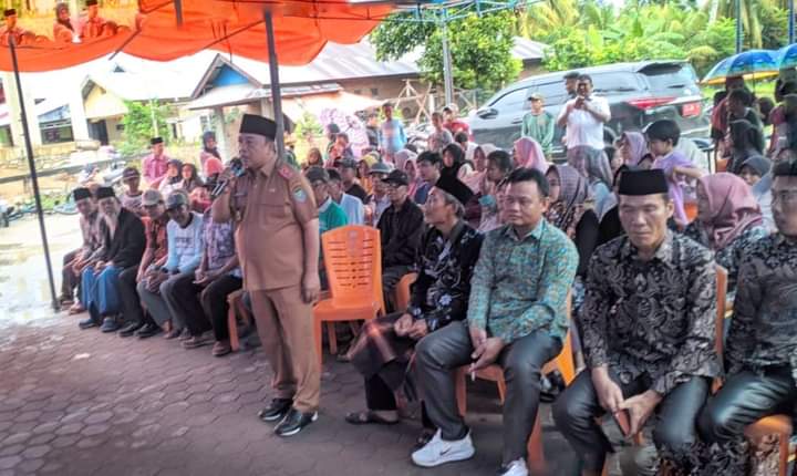 SELUMA - Bupati Seluma Erwin Octavian beserta rombongan melaksanakan kegiatan Sapa, sekaligus mendengar aspirasi warga di Desa Tenangan Kecamatan Seluma Timur.   Sebelum melakukan kegiatan sapa warga, dilakukan penyerahan bantuan sembako kepada para lansia dari BAZNAS dan pembagian KIS dan makanan siap saji untuk anak-anak.  Bupati Seluma Erwin Octavia menyampaikan, kegiatan sapa warga ini bertujuan untuk menyerap aspirasi masyarakat demi pembangunan di Kabupaten Seluma.  "Kami harap masyarakat dapat memberikan aspirasi atau masukan untuk pembangunan desa sehingga Kabupaten Seluma semakin ALAP," Erwin Octavian (3/2).  Erwin juga menambahkan, apa yang sudah di sampaikan masyarakat akan menjadi catatan pemkab Seluma dan akan dibahas dalam rancangan program di tahun 2024.  "Insyaallah apa yang sudah di sampaikan oleh warga, akan kita bahas dalam program di tahun 2024" tutupnya. (ADV)