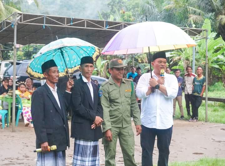 Bupati Seluma dan Sekda Warga Desa Napal Melintang