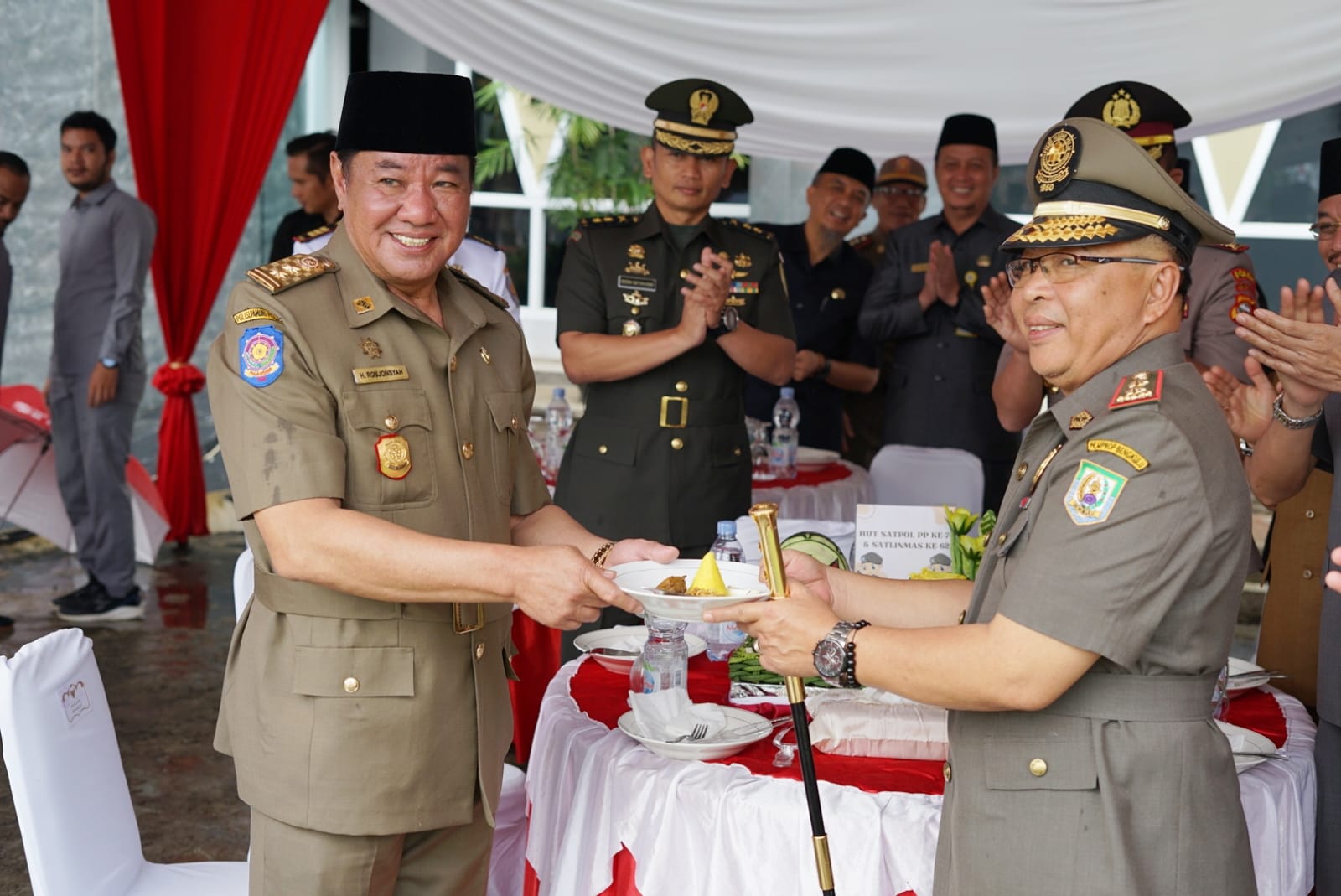 Wagub Rosjonyah Pimpin Upacara HUT ke-74 Satpol PP dan Satlinmas