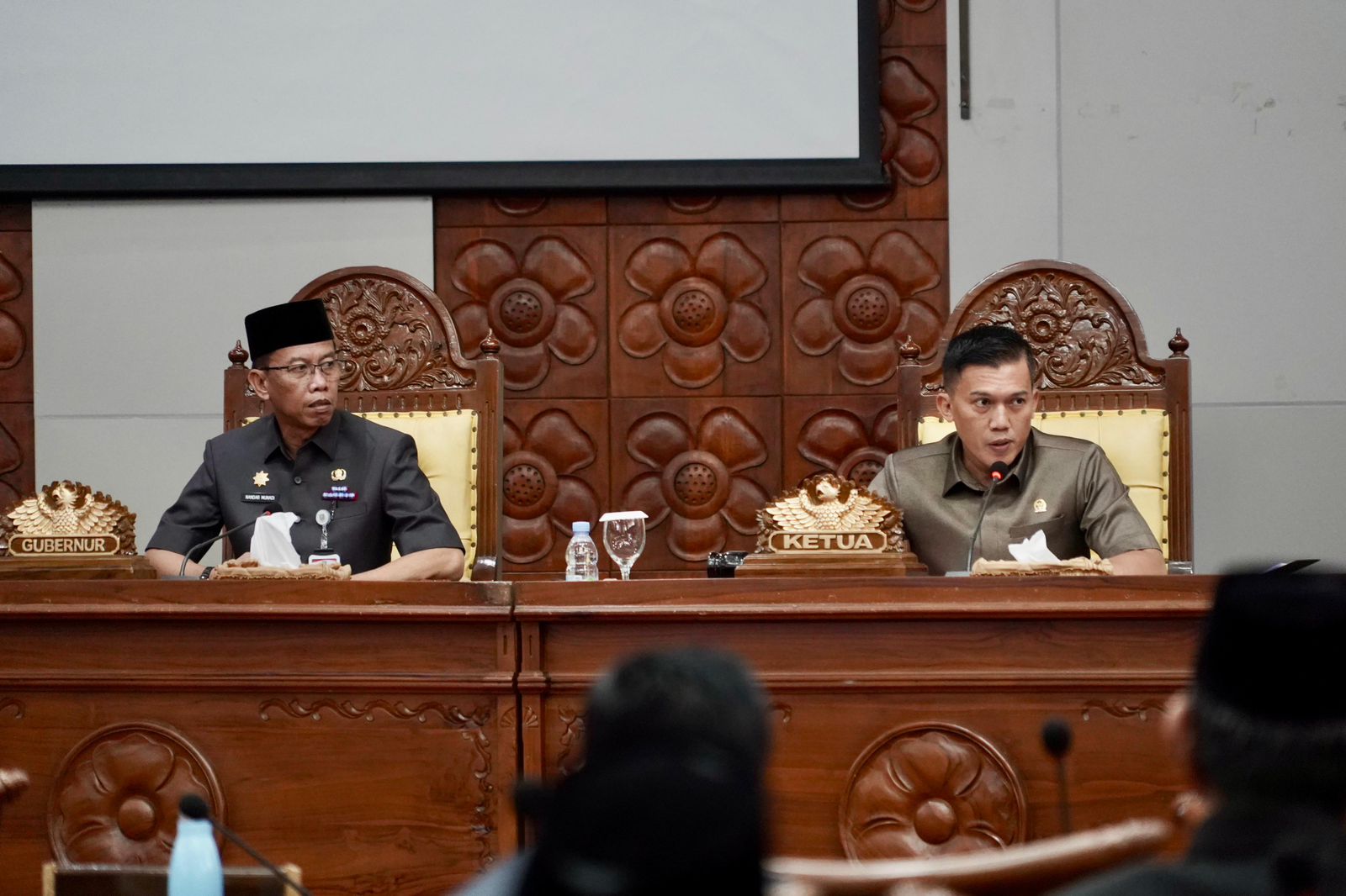 Asisten III Sampaikan Jawaban Gubernur di Paripurna