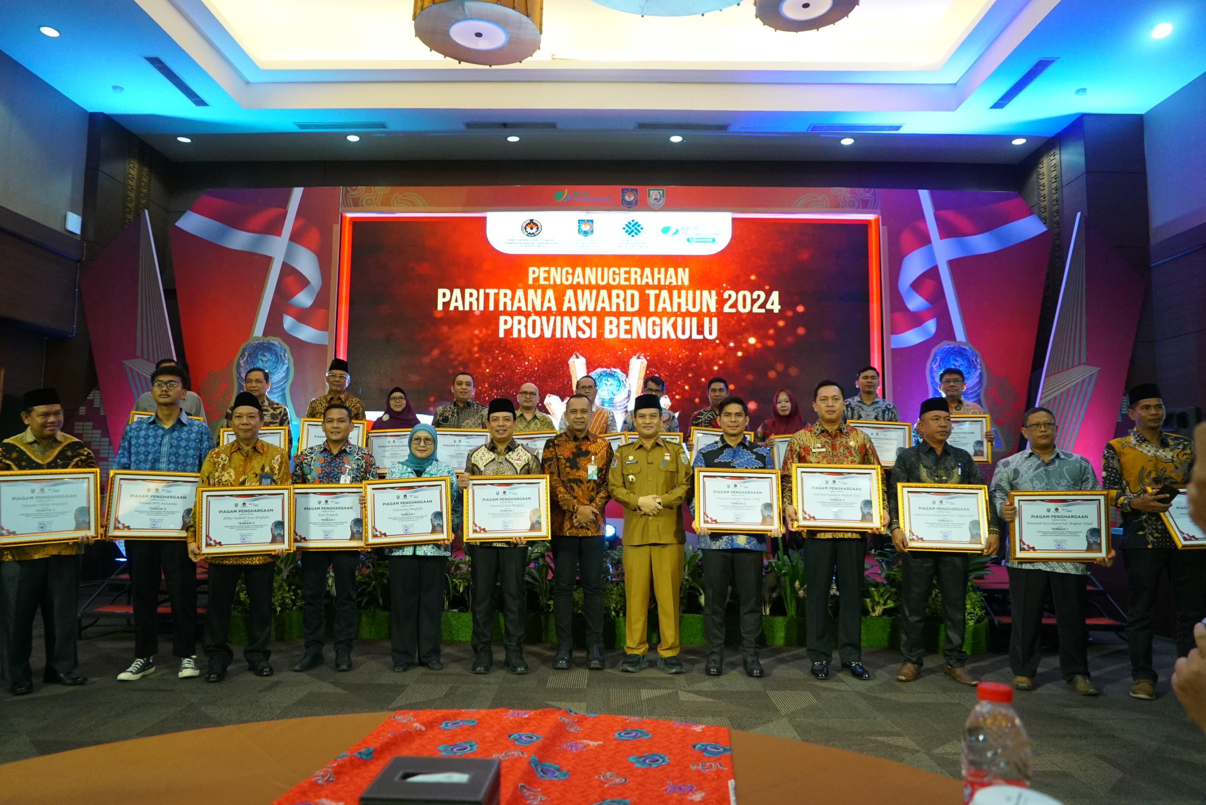 Sekdaprov Serahkan Patriana Award 2024