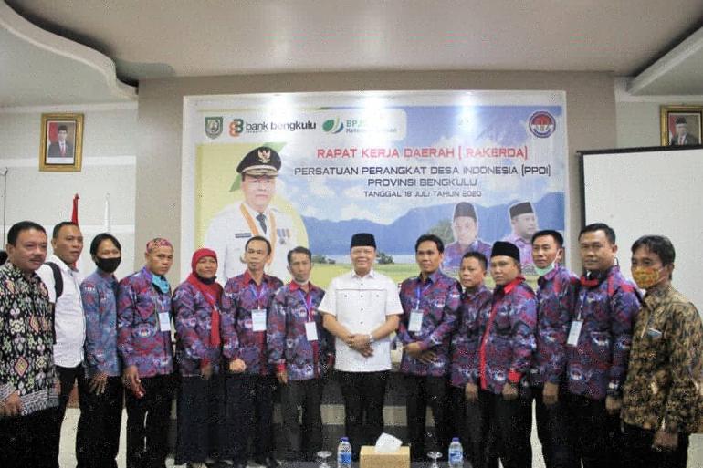 Gubernur Foto Bersama dengan Pengirus PPID