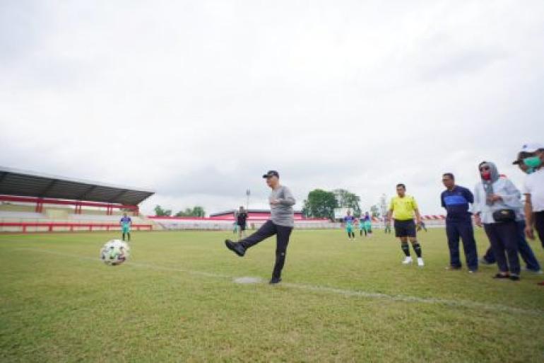 Gubernur Bengkulu Rohidin Mersyah Menendang Bola secara Simbolis 