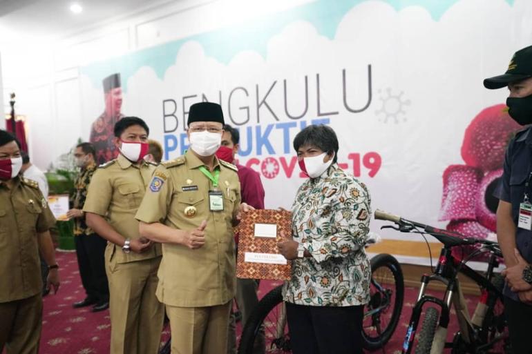 Penyerahan Simbolis Program PKH,KUBE Oleh Gubernur Rohidin Mersyah