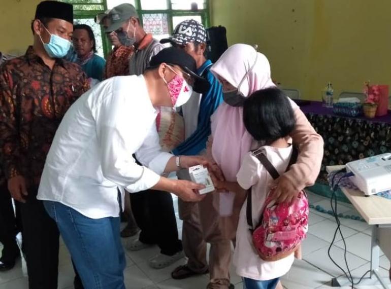 Gubernur Bengkulu Rohidin Mersyah menyerahkan Alat Bantu Dengar