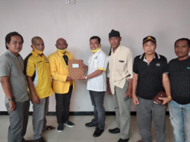 Juhaili tampak mengembalikan Berkas ke Ketua Panitia SC Musda