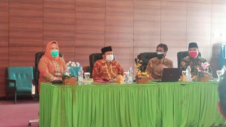 Tampak Sekda Hamka Sabri dan Kadis PUPR Mulyani meminpin acara
