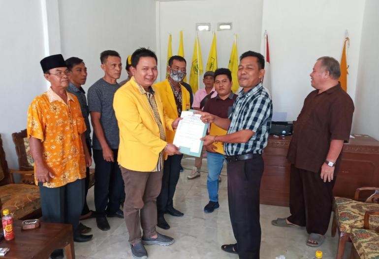 Tampak yudi menyerahkan Berkas Pendaftaran ke Panitia Musda