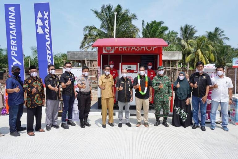 Wakil Gubernur saat meresmikan Pertashop