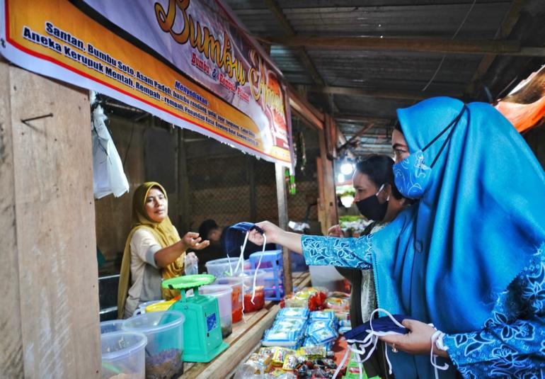 Ketua Tim Penggerak PKK Provinsi Bengkulu Derta Wahyulin Rohidin