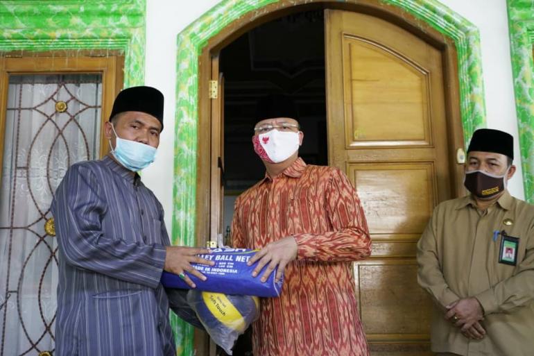 Gubernur Bengkulu Rohidin Mersyah hadir berkunjung dan menyerahkan bantuan