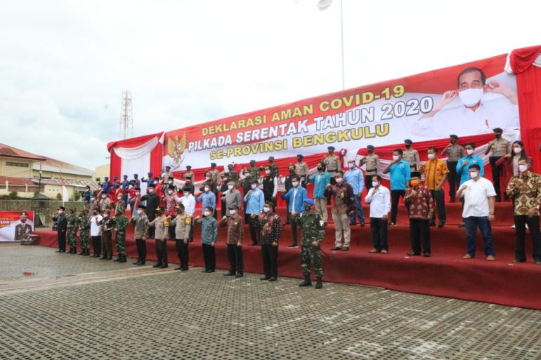 Foto Bersama Deklarasi Aman Covid-19 Pilkada serentak