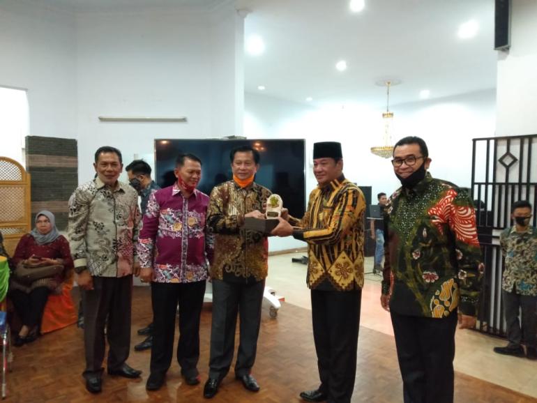 Bupati Rosjonsyah Menyerahkan Cindramata
