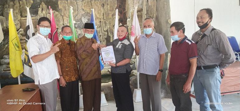 Penyerahan dukungan tertulis dari Ketua KSS