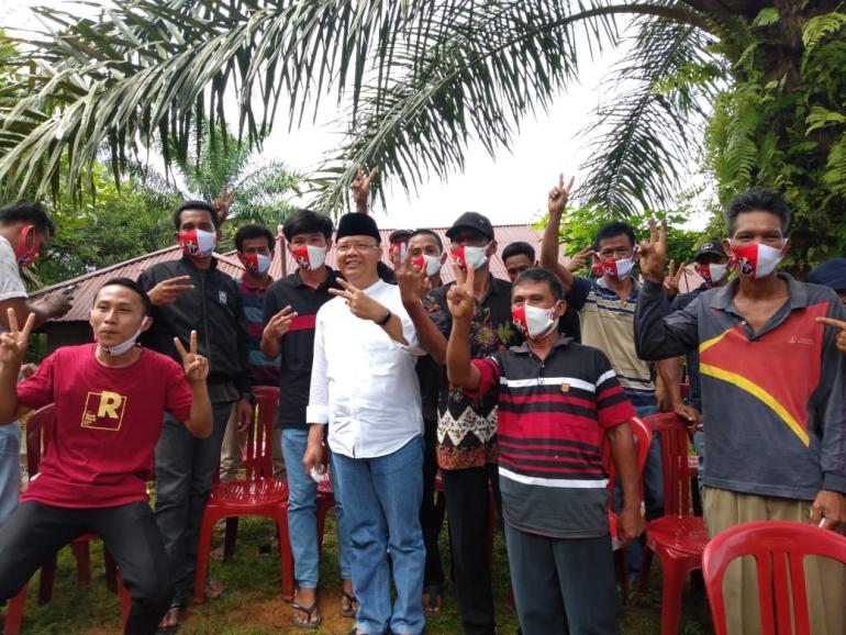 Foto bersama Rohidin Mersyah